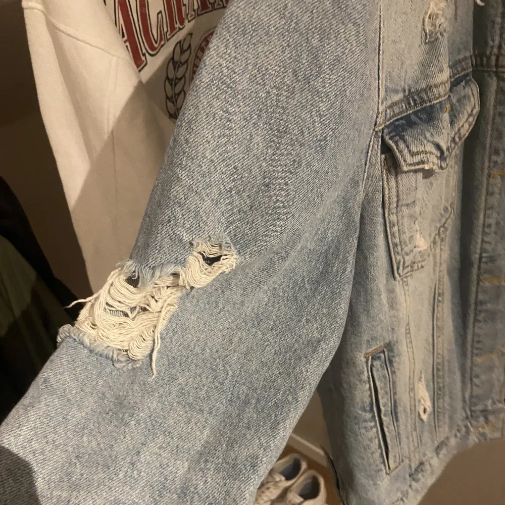 en jätte fin och cool jeans jacka från denim💛har fler jackor så blir inte att jag använder denna, men den är i bra skick och har många snygga slitna detaljer, storlek s . Jackor.