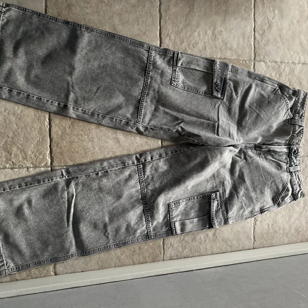 Dessa as snygga cargo jeansen är väldigt stora på mig men väldigt fina! Aldrig använt dom !!! Säljer för 100kr+frakt eftersom jag inte använt dom något! 😽❤️. Jeans & Byxor.