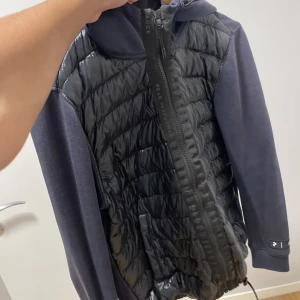 Cardigan  - Hej! Säljer min syrras peakperformance jacka/cardigan i storlek L sitter mindre i storleken