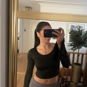 Svart topp - Gullig svart topp med utsvängda ärmar, använd 1 gång, den är i helt nytt skick🤍