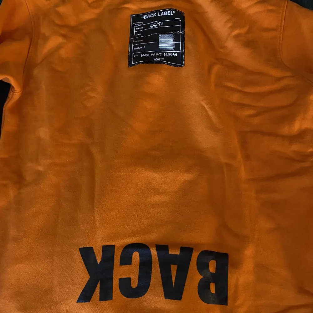 Använder inte längre. Neon orange hoodie med tryck på baksidan.. Hoodies.