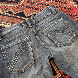 Lågmidjade jeans - Skitsnygga lågmidjade jeans! Lite slitningar nere på höger ben, annars i jättebra skick!🌟lappen med storlek är borta men de passar mig och jag har storlek S/36. Mått: midja: 39, innerbenslängd: 73💘 