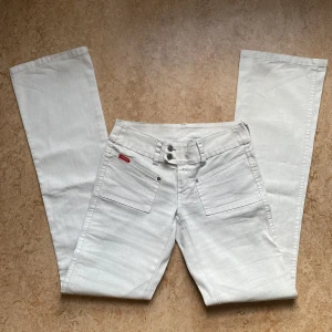 Low waist Jeans 2000-tal - Så coola jeans från 2000-talet, low waist, lite vit/grå/ljusblå färg🥰 perfekt skick och ganska stretchiga material.  Midjemått: ca 31 cm rakt över Innerbenslängden: 85 cm