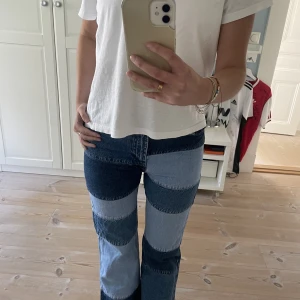 Bootcut Jeans - Jeans från märket Subdued i en storlek 29 vilket motsvarar en st 38 . Dock relativt små i storleken så känns mer  som en 36a. Jag är 165 lång ! 