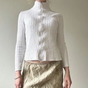 Bomulls kofta - Tröja med dragkedja i bomull. Lite nött på dragkedjan, se sista bild! 