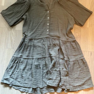 Grön Klänning - Säljer denna gröna klänningen eftersom att den ej kommer till användning längre💗