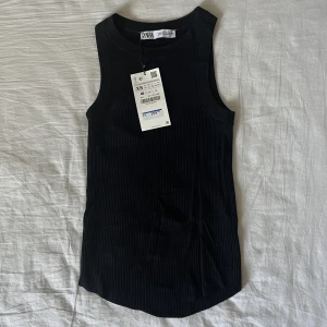 Svart ribbat linne - Svart ribbat linne från Zara! Helt nyskick med prislappen kvar💕 storlek XS