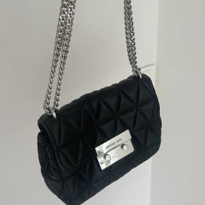 Michael kors  - Säljer denna axelremsväskan från Michael Kors! Inköpspris runt 3000💕