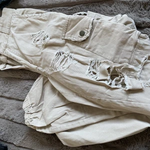 Baggybyxor - Baggybyxor som sitter väldigt bra samtidigt som dom är lite lösa. Köpta i USA från märket Carmar. Knappen på byxorna är av men enkelt att sy fast en ny. Använda ca 3 gånger