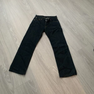 Levis 501 - Ett par snygga Levis 501 i en mörkblå färg. Storlek 30/34 och i bra skick.