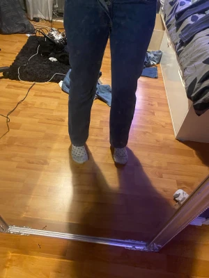 Levis jeans - Säljer dessa low waist levis jeans, säljer för att dem inte kommer till användning och är lite för små för mig. Dem sitter lagom tight och är använda fåtal gånger.