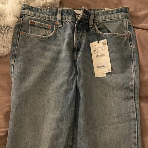 Säljer dessa jeans från zara i storlek 36, är i färg mellanblå skulle jag säga, i modellen straight. Nypris 359kr. Säljer för 250kr. Prislappen är kvar då jag köpt dessa men de har endast legat i garderoben. Inte använda