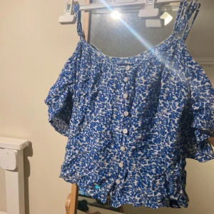 Superdry tröja / off shoulder - Härligt och luftig superdry tröja. Vacker djup blå färg och har nästan aldrig använts 💙