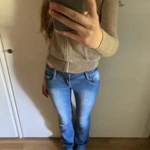Blå jeans - Super fina lågmidjad bootcut jeans! Passar perfekt till allt🥰 Jag är 171cm lång och bär strl 36 i byxor🌸