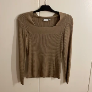 Beige tröja - Använd fåtal gånger. Inga fläckar eller någonting sånt. 