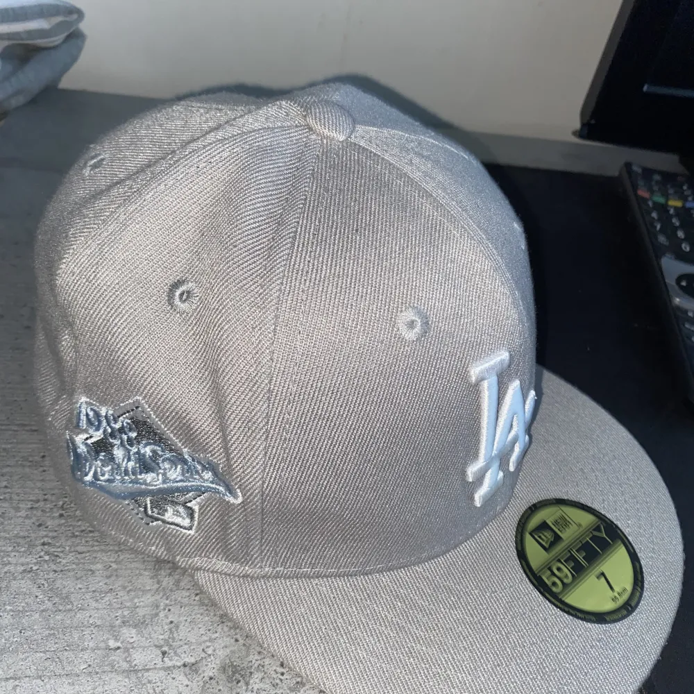 Newera keps   Använd några ggr  . Accessoarer.