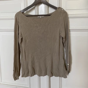  Beige tröja  - En riktigt fin beige tröja med knappdetaljer! Passar perfekt till kommande höst/vinter! Tröjan kommer ifrån Rabalder i storlek L 
