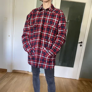 Oversized kavaj/jacka från Monki. - Väldigt lite använd jacka/kavaj som är lätt vadderad och passar höstdagar. Säljer då den är lite stor för mig. 