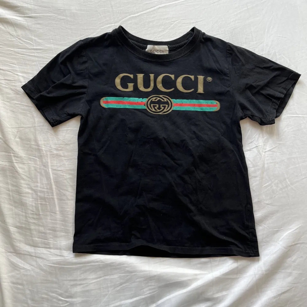 FAKE Gucci t-shirt, bra kvalitet knappt använd💗. T-shirts.