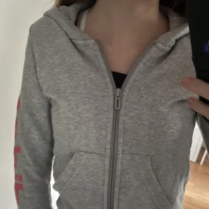 Adidas huvtröja - En snygg huvtröja med dragkedja. Använd fåtal gånger men i bra skick. Lite nopprig