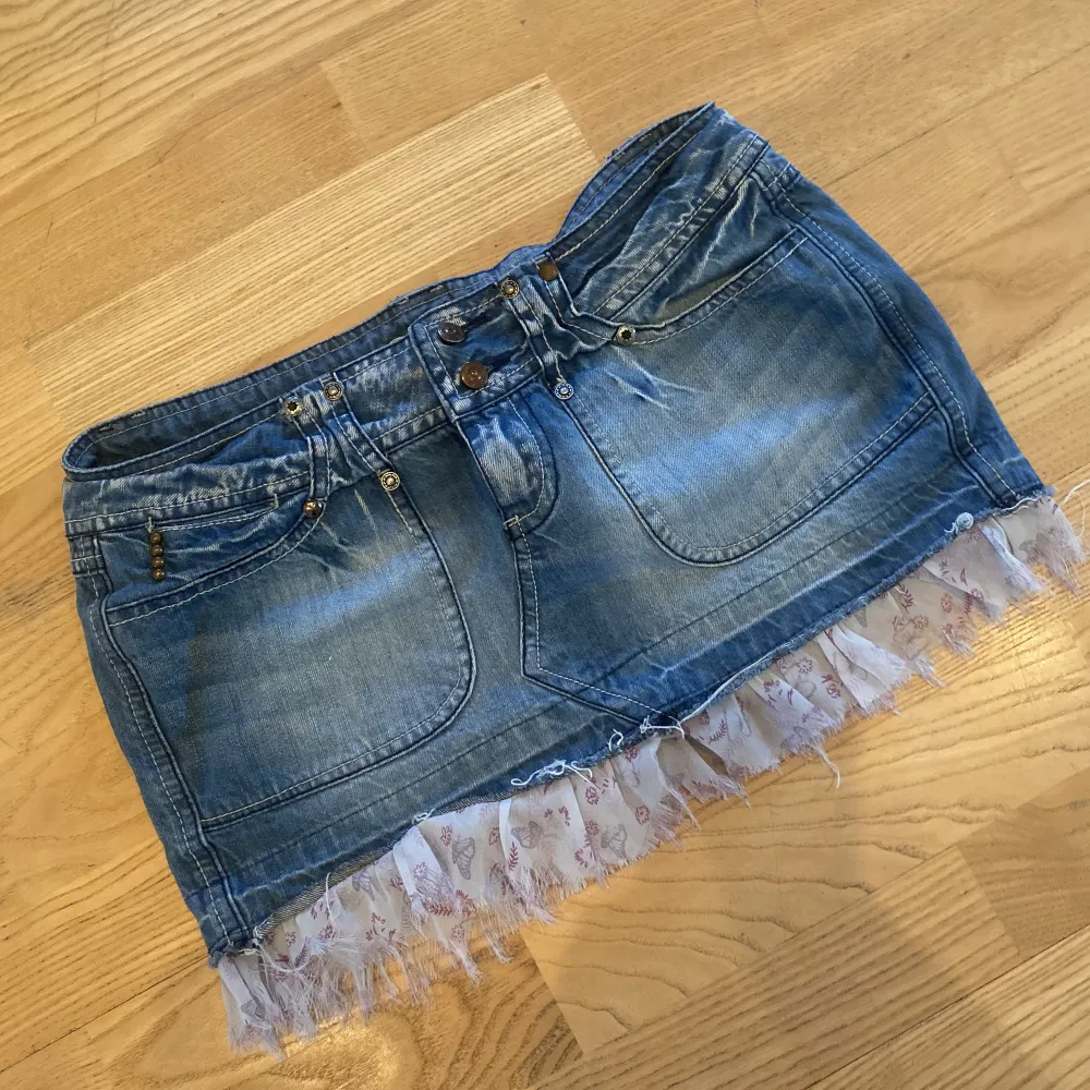 Så fin och unik jeans kjol med coola fickor och en rosa/lila tyg volang ned till😍 . Kjolar.