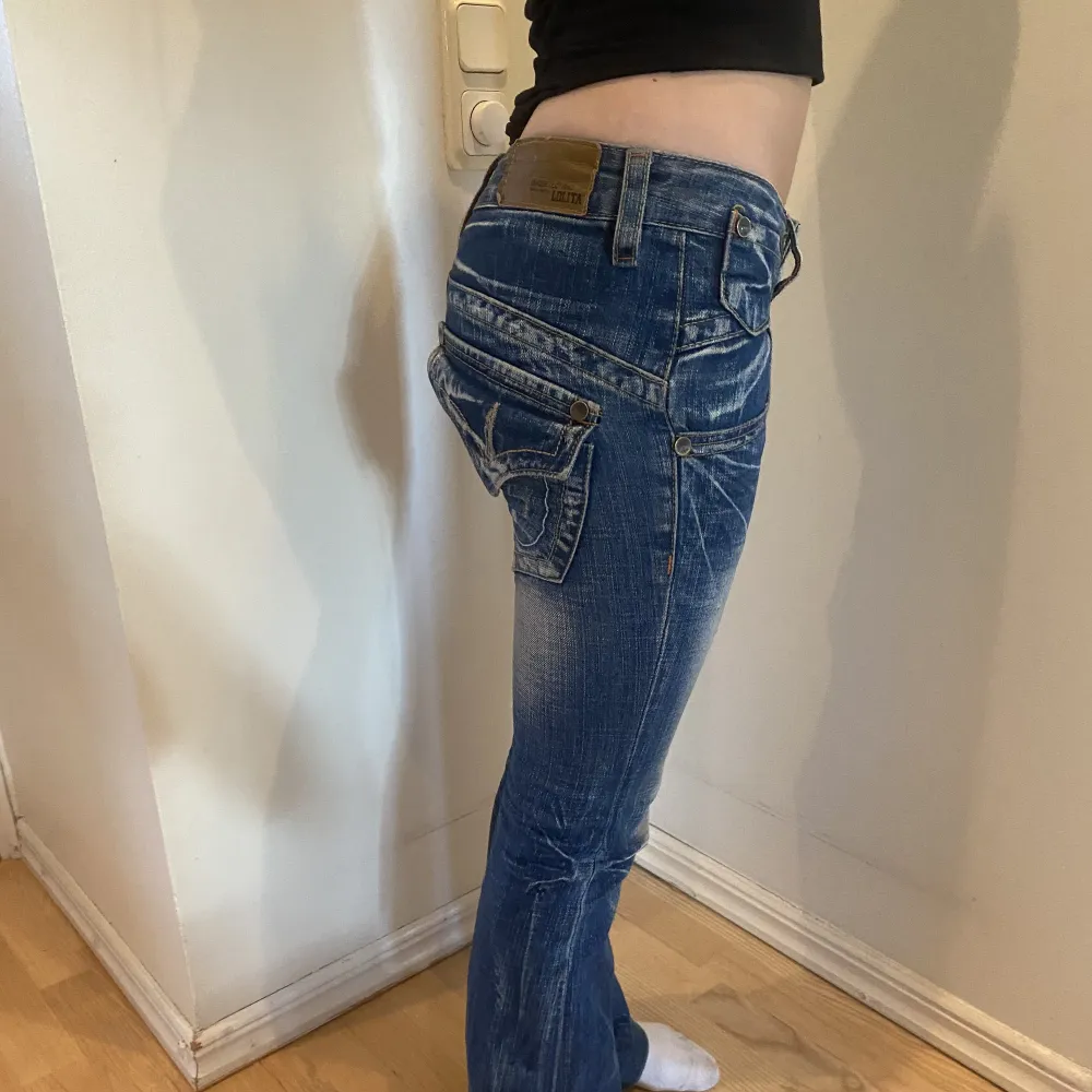 Såå häftiga jeans från märket lolita köpta i Paris🤩 köpta för 1200kr därav priset. Jeans & Byxor.