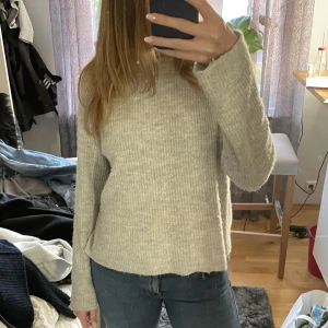 Grå stickad tröja - Säljer för att jag har flera liknande stickade tröjor! Knappt använd.  175 kr, plus frakt. Tröjan är liten i storlek så skulle tro att den passar allt ifrån xs till m, beroende på hur man vill passformen ska vara🫶