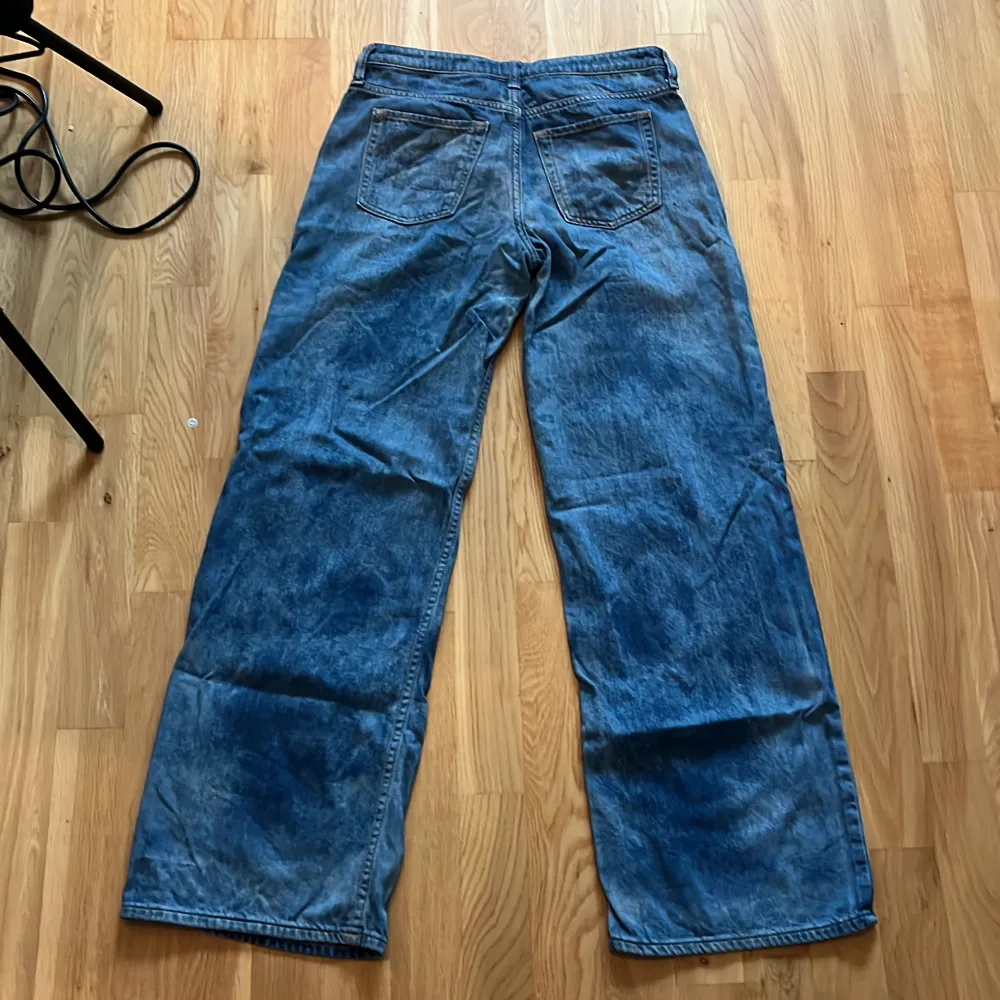 Snygga jeans med medelhög midja använda ett par gånger men är i väldigt bra skick!. Jeans & Byxor.