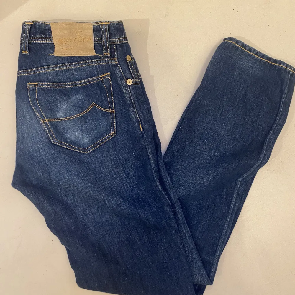 Hej! Säljer nu mina Jacob Cohen Jeans  i storlek 30, fint skick. Modellen är 180 CM och väger 80 KG. Hör gärna av dig om du har några frågor samt funderingar kring varan!. Jeans & Byxor.