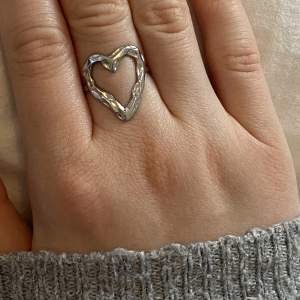 så fin justerbar silver ring i form av ett hjärta 💕