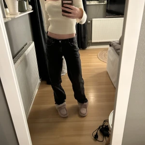 Gina Low straight jeans  - Säljer mina lågmidjadd raka jeans från Gina då de nästan alldrig blivit använda då de är lite stora på mig🤍