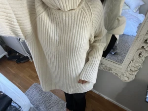 Stickad tröja/klänning  - Mysig stickadtröja som är lite längre så om du är lite kortare funkar den bga som en klänning🙉använd en gång!