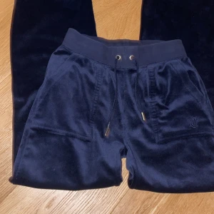 juicy byxor - säljer mina oanvända mörkblåa juicy byxor i storlek xxs/xs pga att de inte kommer till användning! skriv för fler bilder