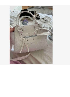 Väskor - Två väskor i samma model bara i olika färger. Ena är svart och andra är vit. Den Svarta är helt ny och den vita har använts några gånger. Nypris 133 per väska 