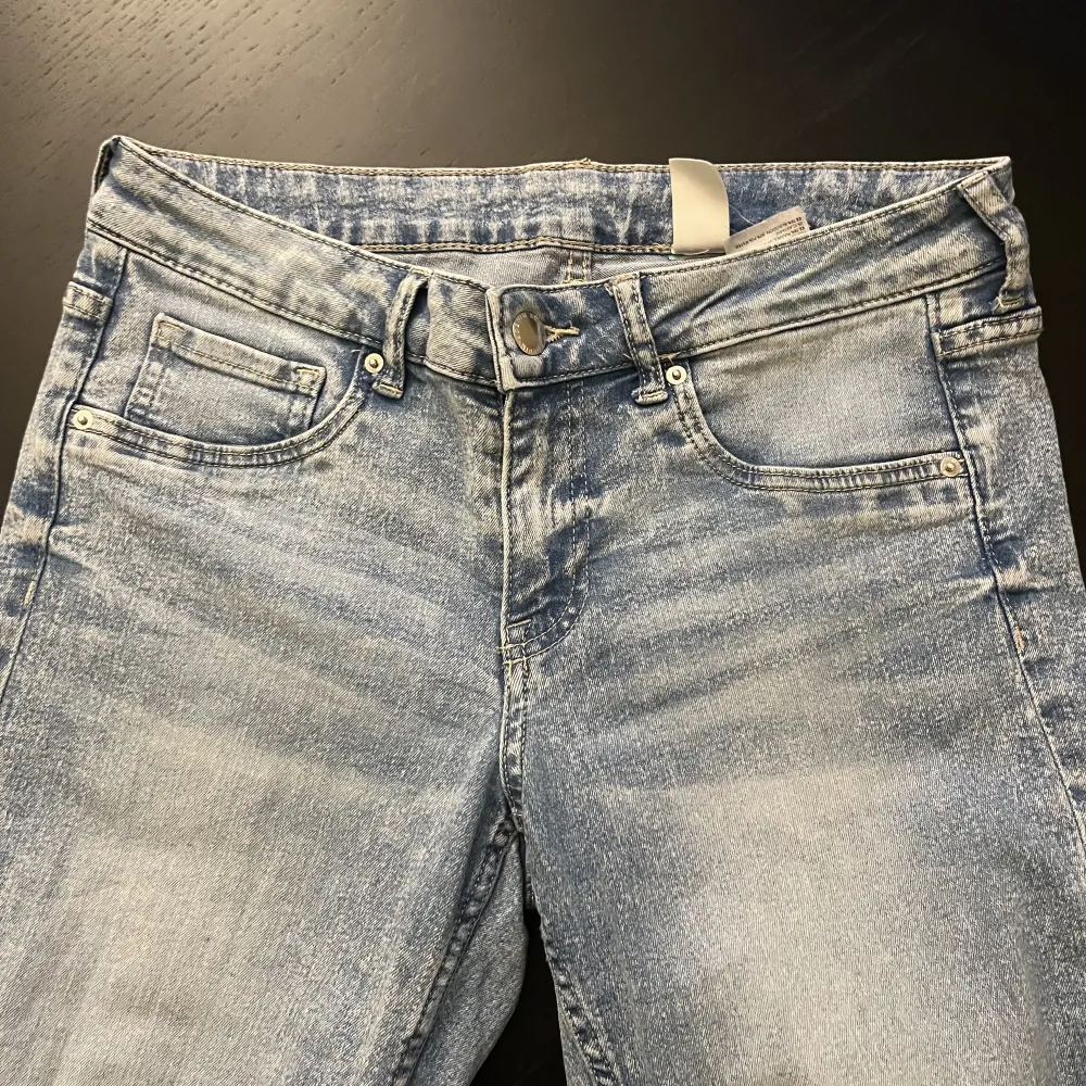 Low waist bootcut från h&m, Har ett håll på ett av knäna ( design är så ) 💕. Jeans & Byxor.