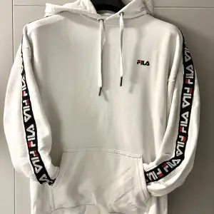 Säljer en snygg Fila hoodie som är använd några tillfällen. Inga fläckar! Nytvättad!