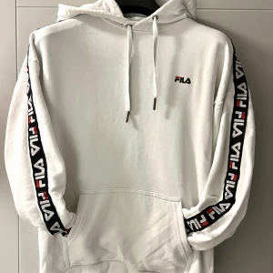 FILA - Hoodie  - Säljer en snygg Fila hoodie som är använd några tillfällen. Inga fläckar! Nytvättad!