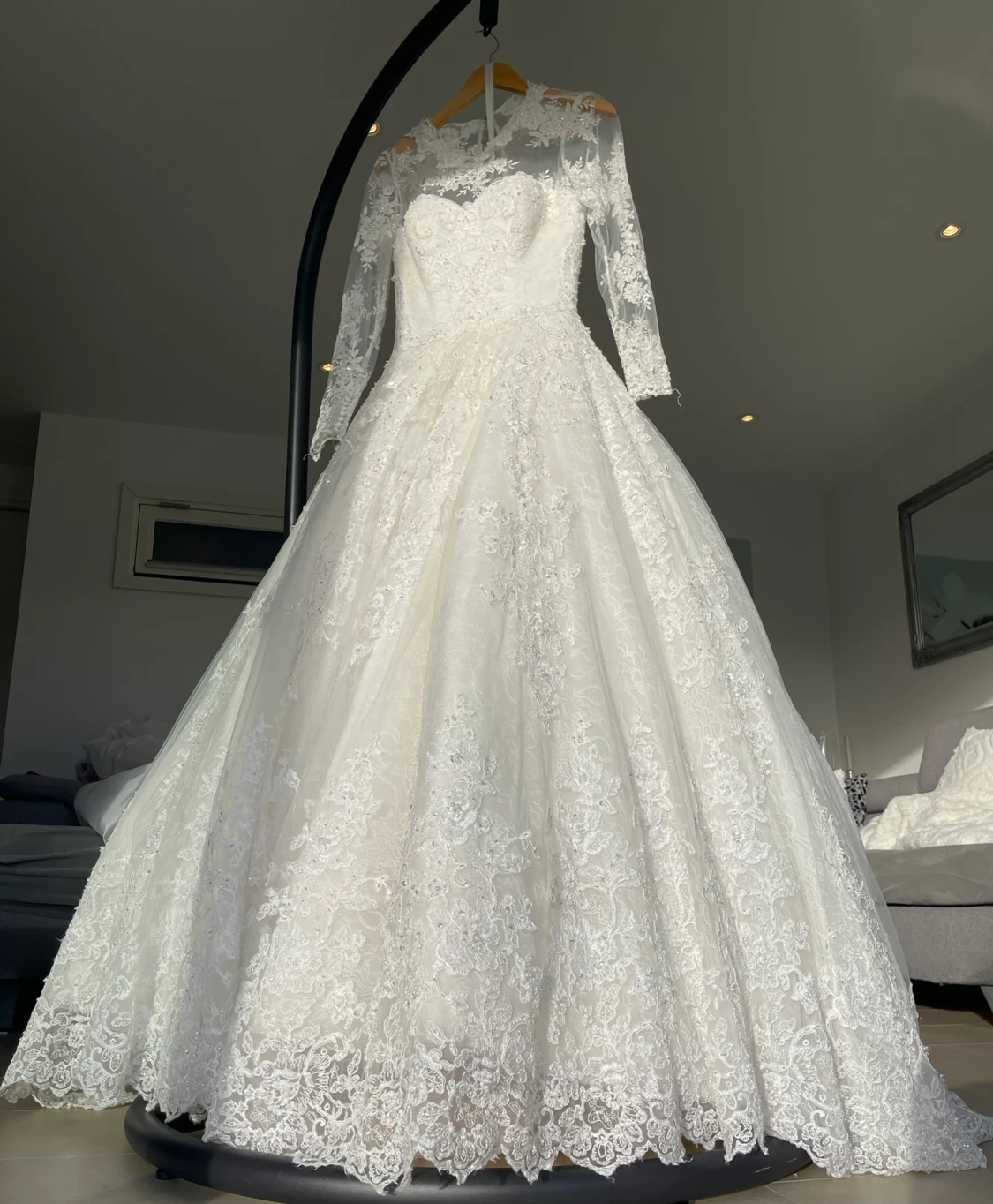 Brudklänning bröllopsklänning med ärmar + brudslöja. KEMTVÄTTAD