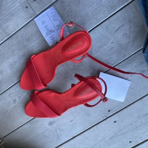Röda klackar  - Oandvända klackskor 