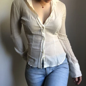 Tiger of Sweden skjorta - Väldigt fin tiger of sweden skjorta med avslappnad passform  och ganska tunt material. Lite skrynklig på bilden men går att fixa med lite strykning!