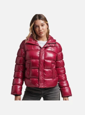 Superdry  - Säljer min röda superdryjacka då den inte längre kommer till användning och då jag har tröttnat lite på den!! Den är i fint skick och är superfin i vinter❄️⛄️🌨️🤩Skriv för egna bilder!