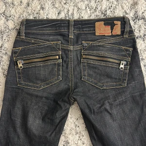 Jeans  - Säljer dessa as coola jeans från  ”fornarina” med dragkedje fickor. Dom är lowwaisted och långa i benen. Se bild 3 för helbild. 