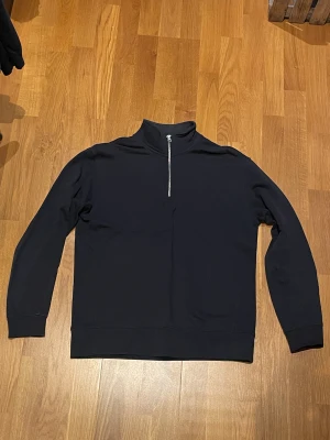Half zip tröja - Mörkblå half zip tröja från Zara i fint skick! Använd ett fåtal gånger uatn defekter. Storlek S men passar S/M. Nypris var 500kr mitt pris 250kr. Hör av er vid frågor! Mvh Jonatan