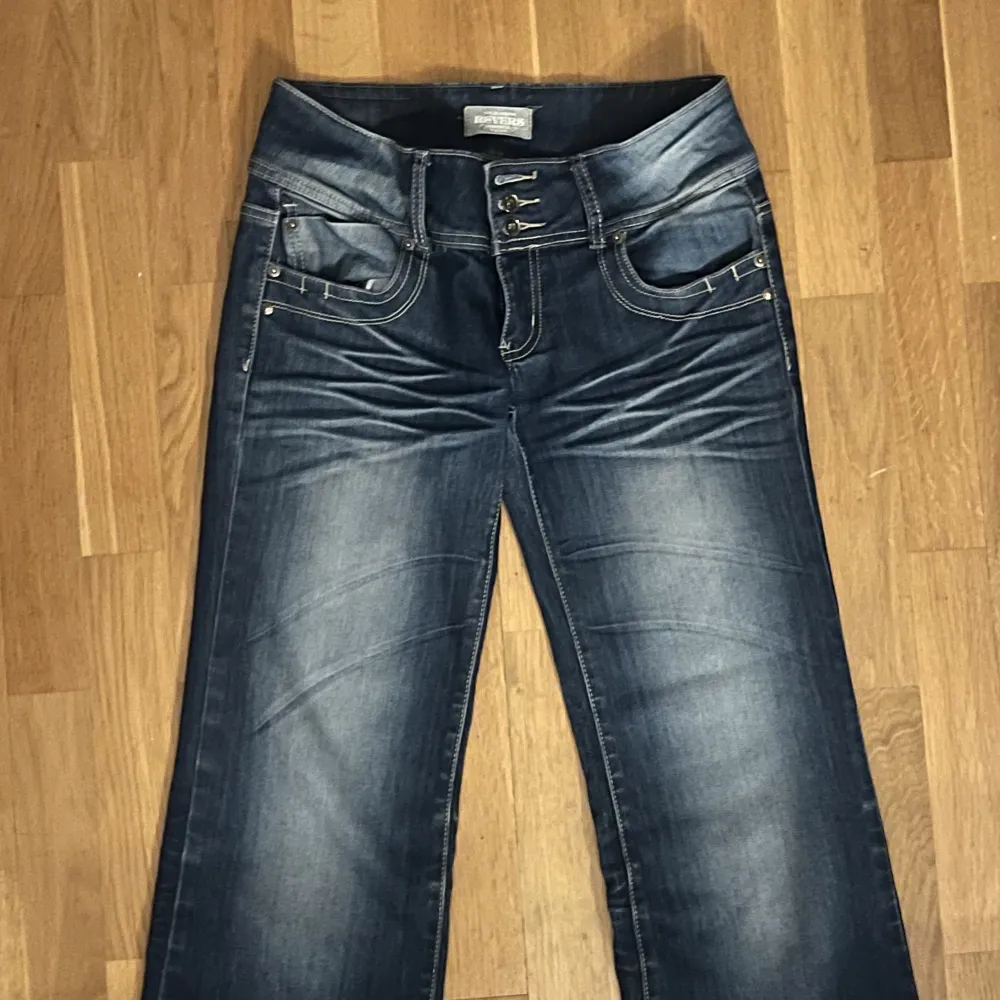 snygga jeans med så snygga detaljer!!! Som gör de så unika 😍😍 perfekt färg och i bra skick, midjemått ish 80 (kan tänka mig gå ned i pris vid snabb affär) . Jeans & Byxor.