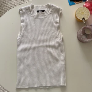 Stilrent linne från Gina  - Linne från Gina Tricot. Har den i flera färger hemma och passar till allt egentligen. Använt denna just 2-3 gånger pga lite för stor för mig som är xs-s