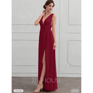 Balklänning - Jag säljer en otrolig balklänning från JJ’s House med slits!! 😍 Aldrig använd, lappen sitter kvar. Jag specialbeställde klänningen i färgen vinröd och kunde därför inte returnera den. Nypris: 1653kr Mitt pris: 800kr (Byst:33,5 Waist:26,5)