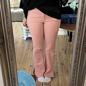 Jättesnygga rosa jeans med slitning på ena knät och slitsar vid anklarna😍
