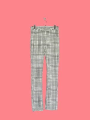 Rutiga Byxor Weekday Storlek 38 - Rutiga bekväma byxor i stretch slimfit med inställbar slits nedtill som går att reglera med dragkedja.   Märke Weekday  Storlek S