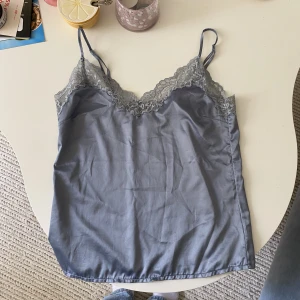 Blå siden linne - Blått siden linne från ELLA M i storlek 36-38/S. Perfekt som pyjamas eller till finare tillfällen. Använd 3 ggr. Fint skick. 