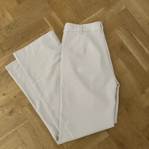 Beige kostymbyxor - Beiga kostymbyxor från madlady, endast testade. Storlek regular M